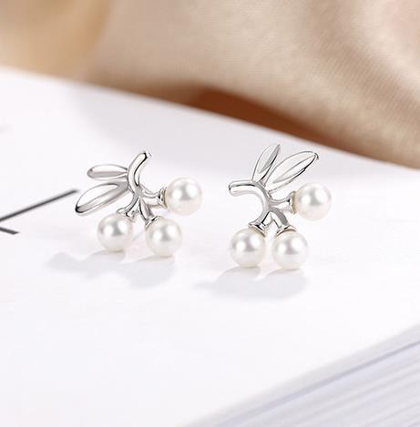 Boucles d'oreilles en perles pour femmes plaquées en argent sterling 925 de la série Flower And Fruit