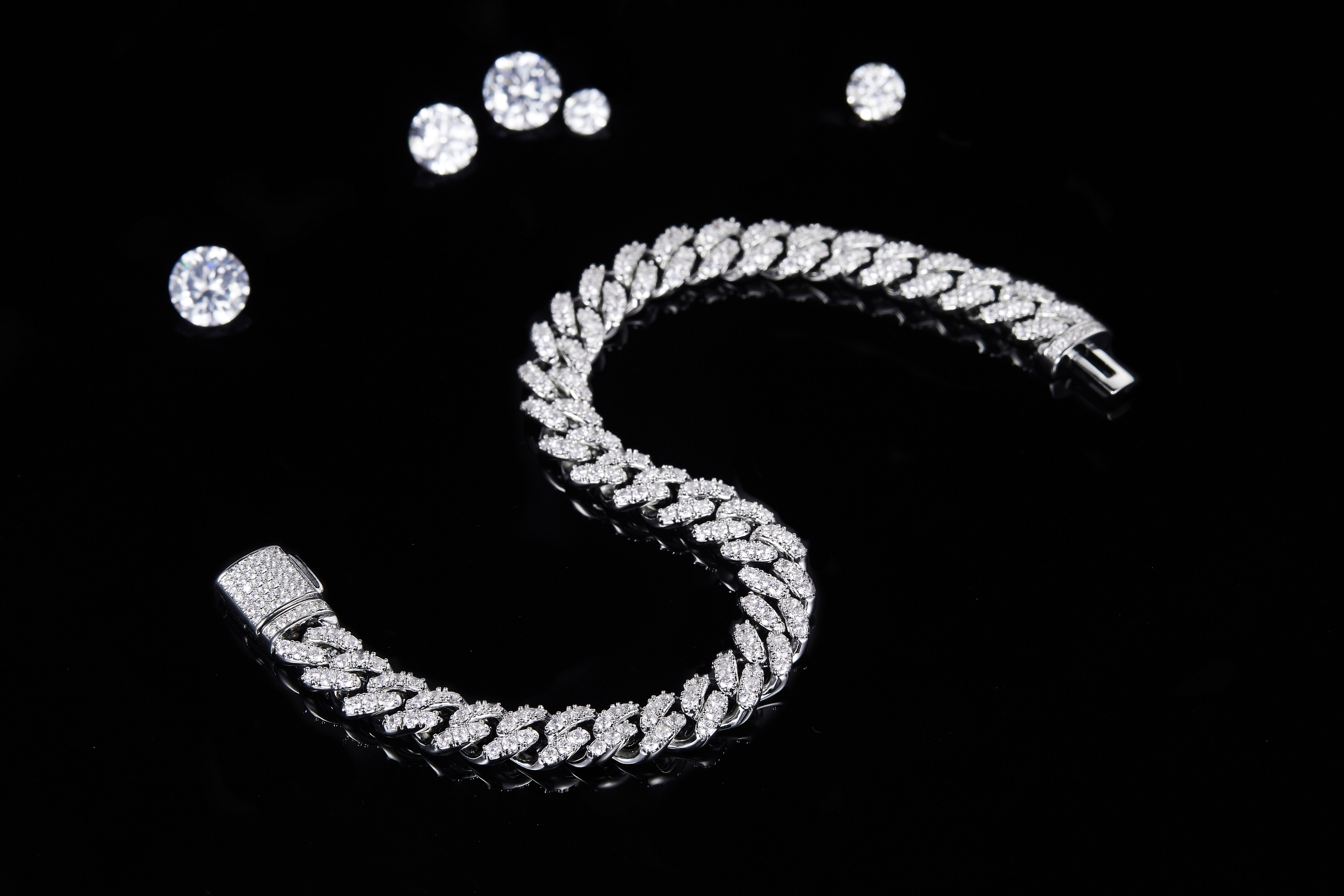 Bracelet Twining Design Moissanite brillant