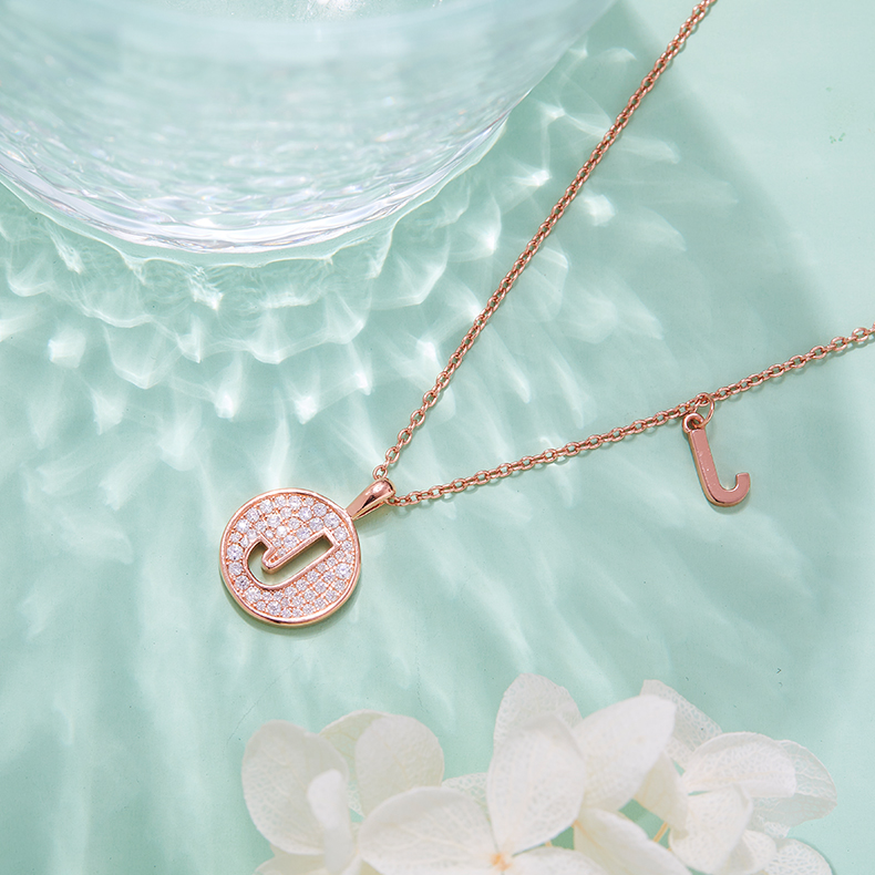 Série alphabétique J Lovely collier en or rose