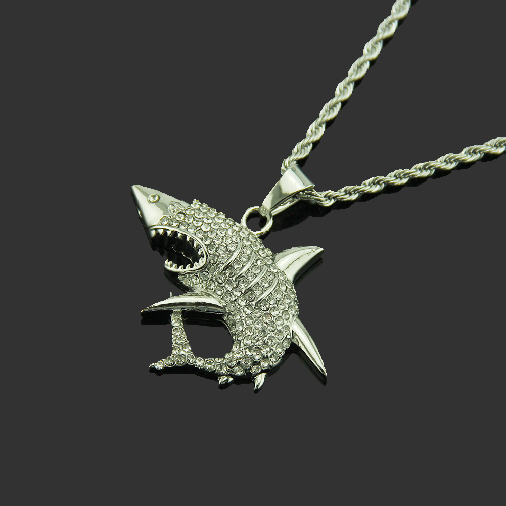 Collier pendentif hip hop avec requin féroce