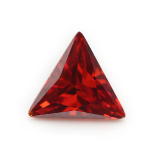 5A Fabrication de gros de zircons cubiques Triangle rouge vif pour les bijoux