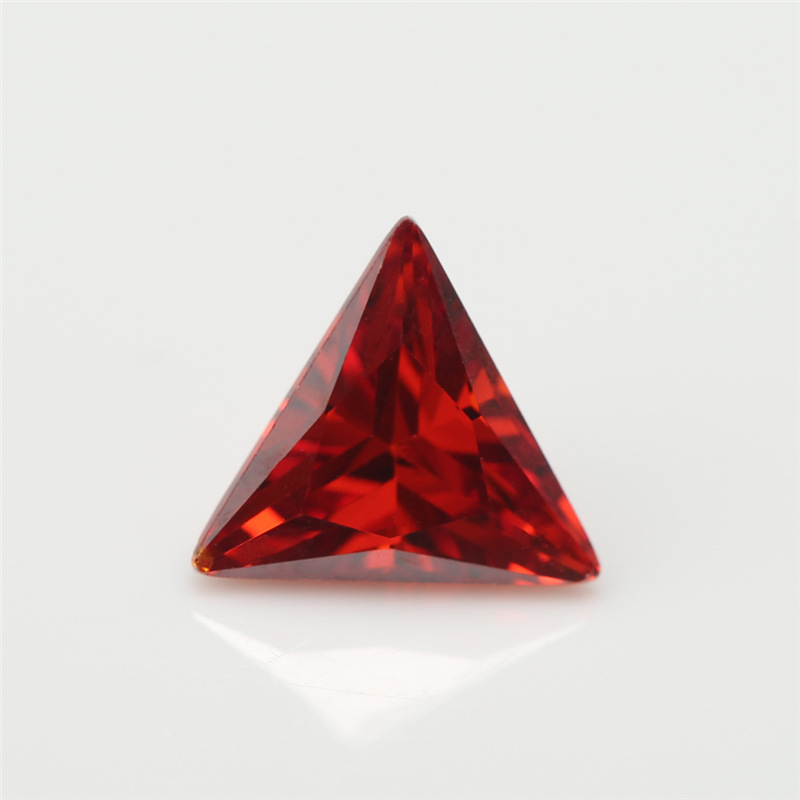 5A Fabrication de gros de zircons cubiques Triangle rouge vif pour les bijoux