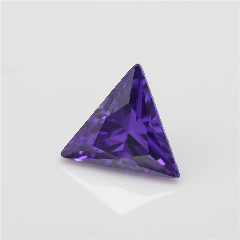 Fabricant de gros 5A Deep Purple Triangle Zircon cubique pour bijoux