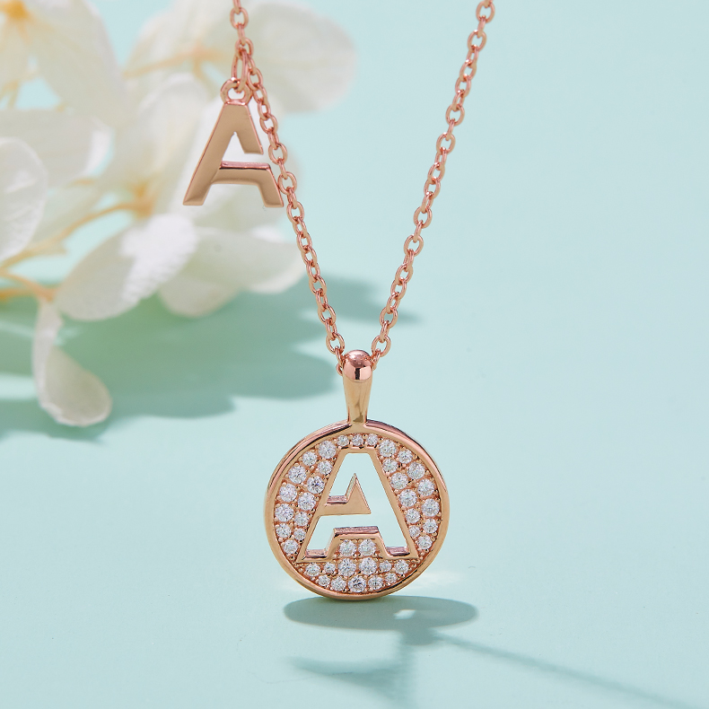 Série alphabétique Un joli collier en or rose