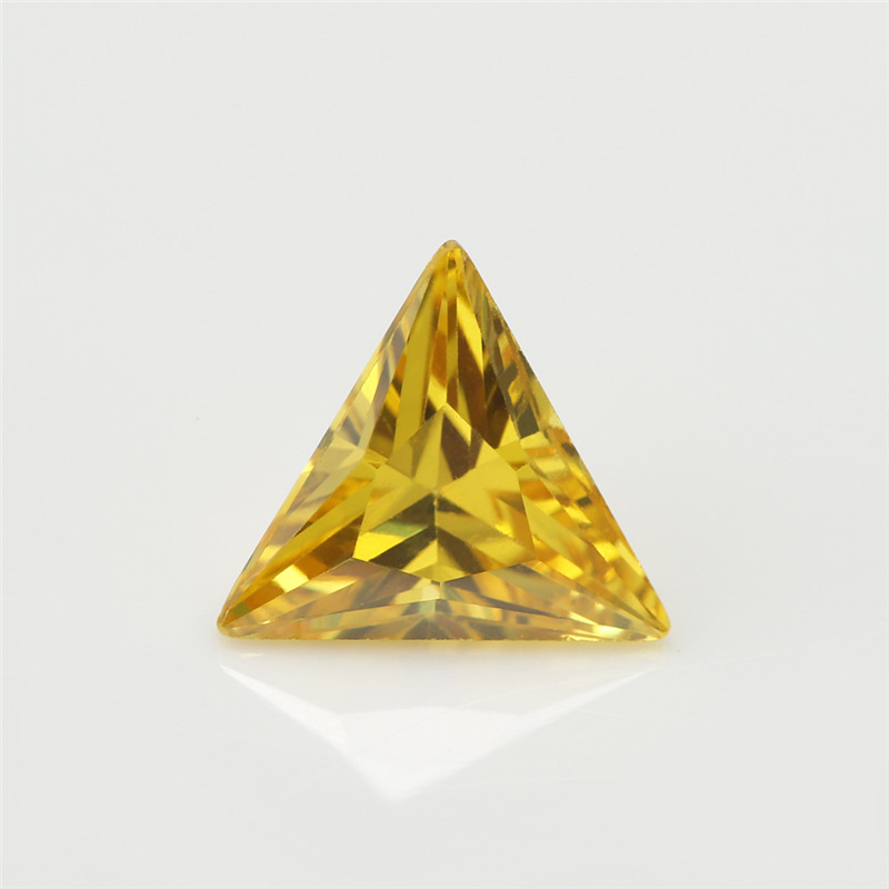 5A Fabrication de gros de zircons cubiques de triangle jaune pour les bijoux