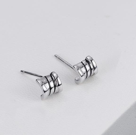 Metal Sense of Niche Design Boucles d'oreilles mignonnes pour femmes plaquées en argent sterling 925