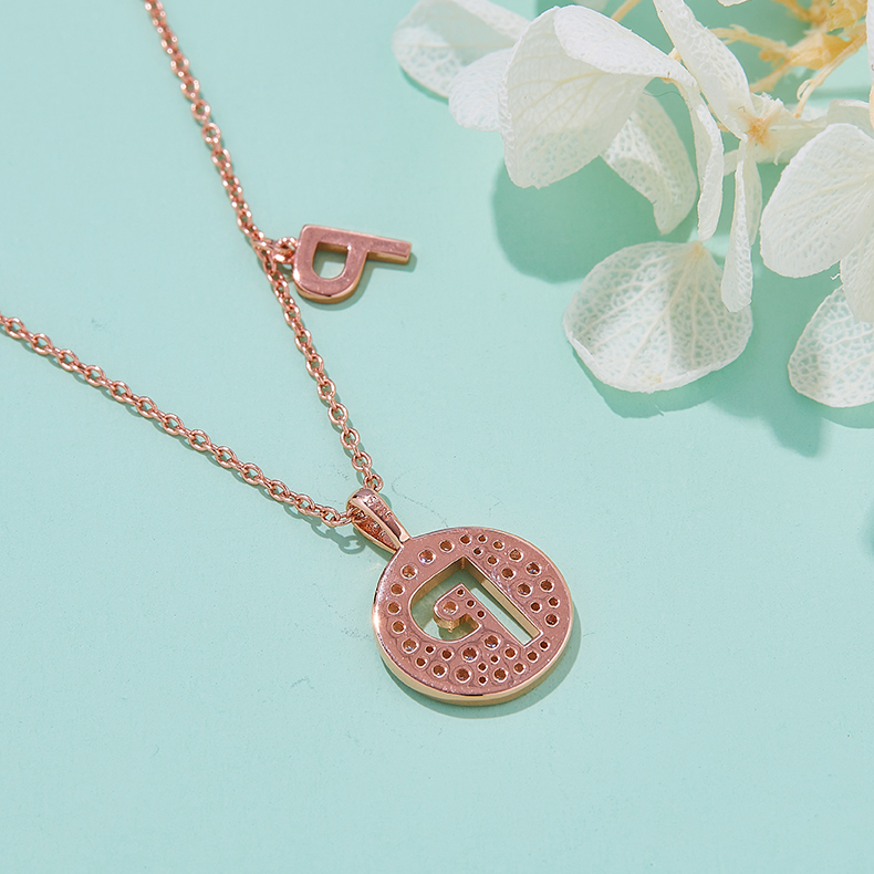 Série alphabétique P Lovely collier en or rose