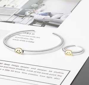 Belle expression visage souriant bracelet ouvert bague mode féminine niche simple sourire bague