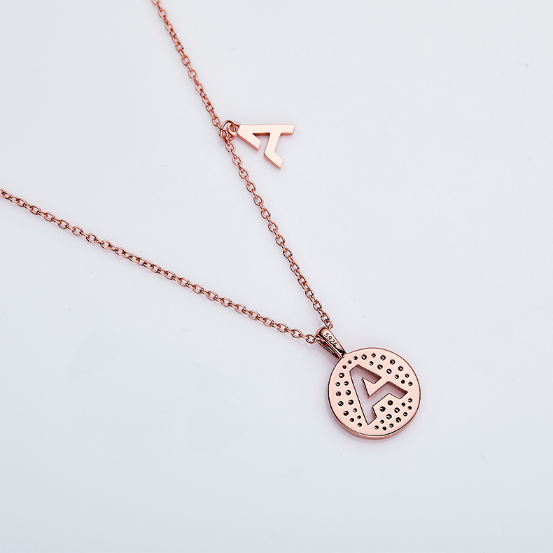 Série alphabétique Un joli collier en or rose