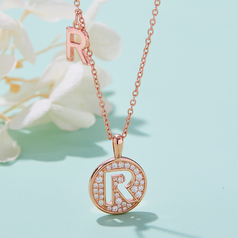 Série alphabétique R Lovely collier en or rose