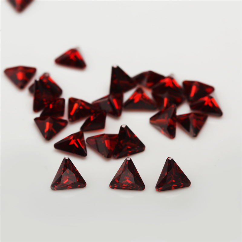 5A Oxblood Red Fabrication Triangle Zircone cubique de gros pour les bijoux