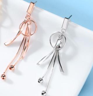 Boucles d'oreilles élégantes pour femmes en argent sterling 925 avec pompon en métal