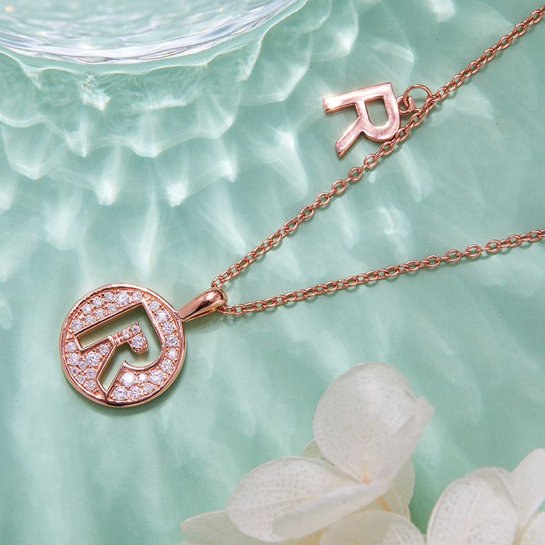 Série alphabétique R Lovely collier en or rose