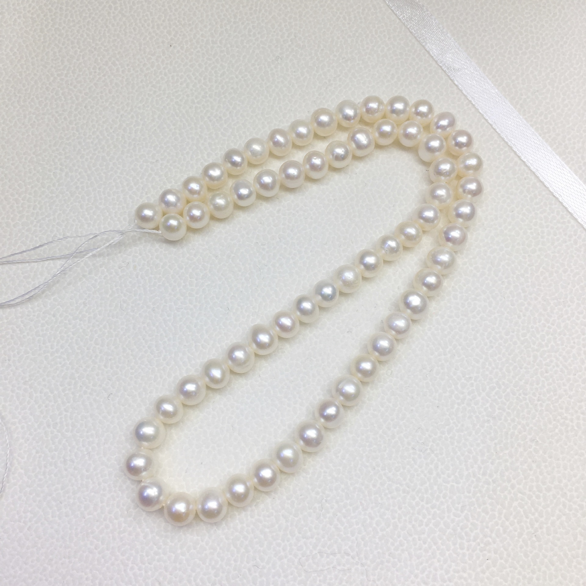 Blanc 6mm Trou traversant, Presque rond, Léger défaut, Perles de perles d'eau douce naturelles, Bijoux DIY, Collier, Bracelet, Matières premières