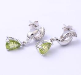 Boucles d'oreilles élégantes en argent sterling 925 avec gemme vert olive