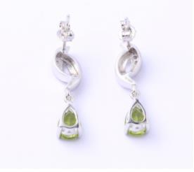 Boucles d'oreilles élégantes en argent sterling 925 avec gemme vert olive