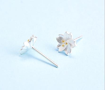 Boucles d'oreilles mignonnes pour femmes plaquées en argent sterling au jasmin blanc pur 925