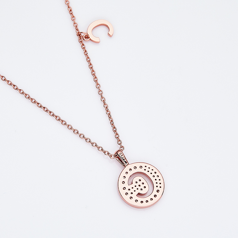 Série alphabétique C Lovely collier en or rose