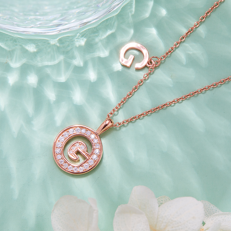 Série alphabétique G Lovely collier en or rose