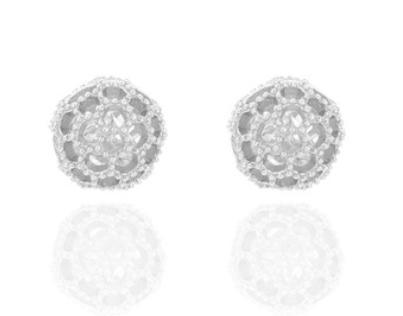 Boucles d'oreilles à la mode plaquées en argent sterling 925 avec petite fleur évidée