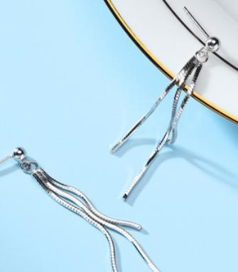 Boucles d'oreilles à la mode pour femmes en argent sterling 925 avec pompon simple