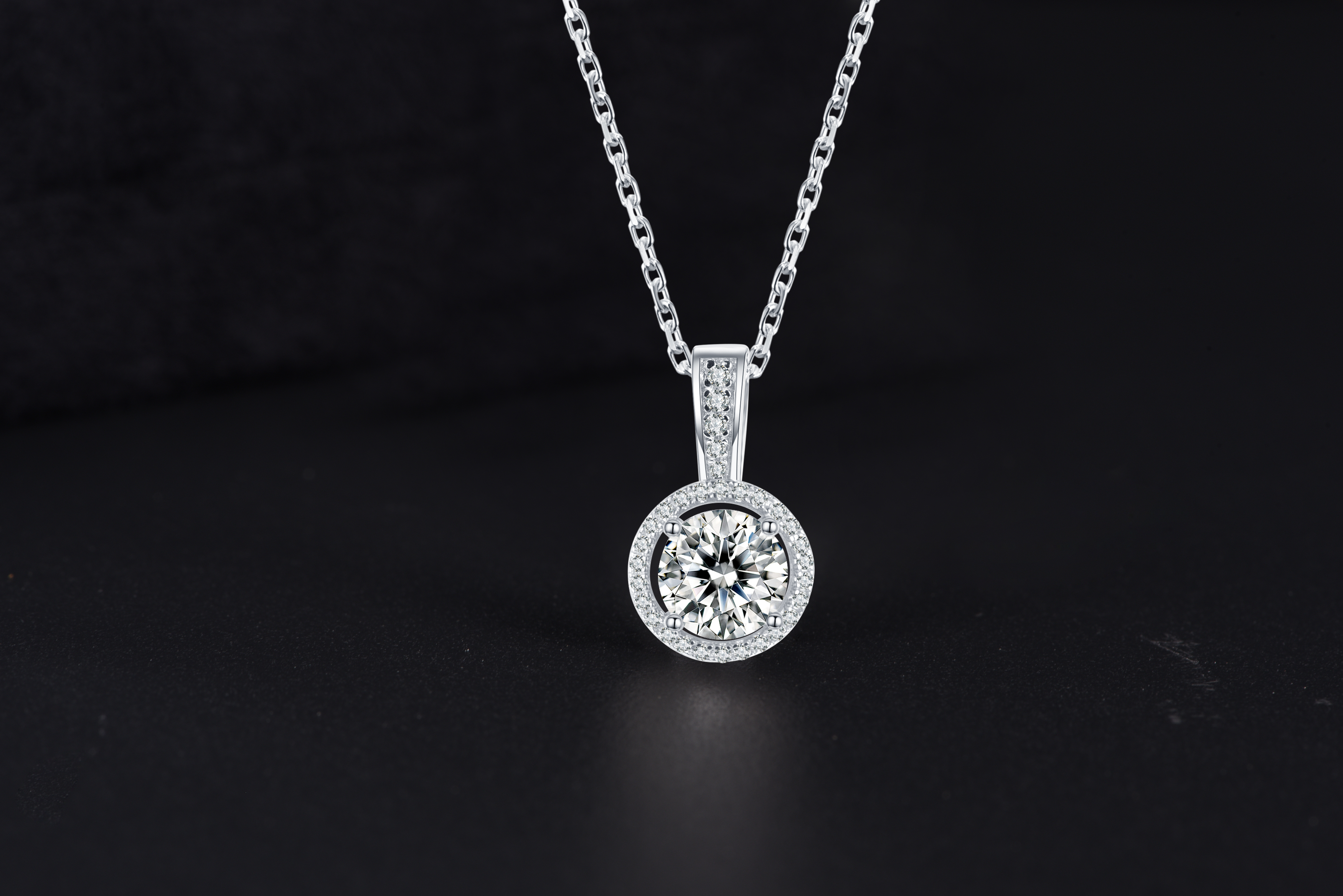 Le dernier gâteau rond Moissanite est un pendentif en argent sterling 925 plaqué platine 14 carats