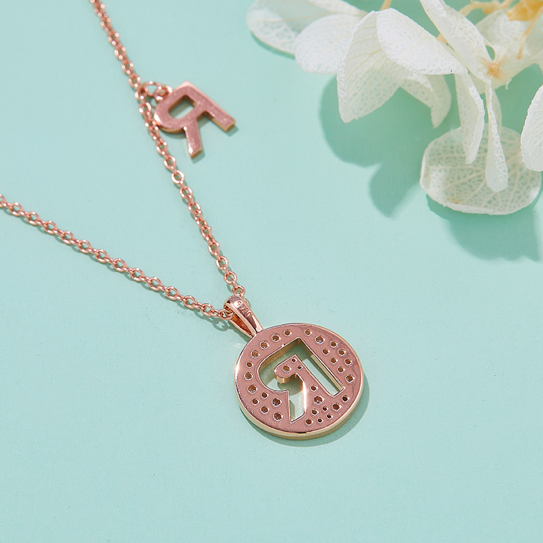 Série alphabétique R Lovely collier en or rose