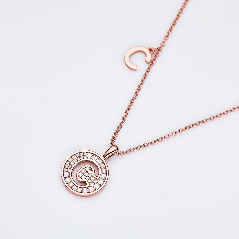 Série alphabétique C Lovely collier en or rose