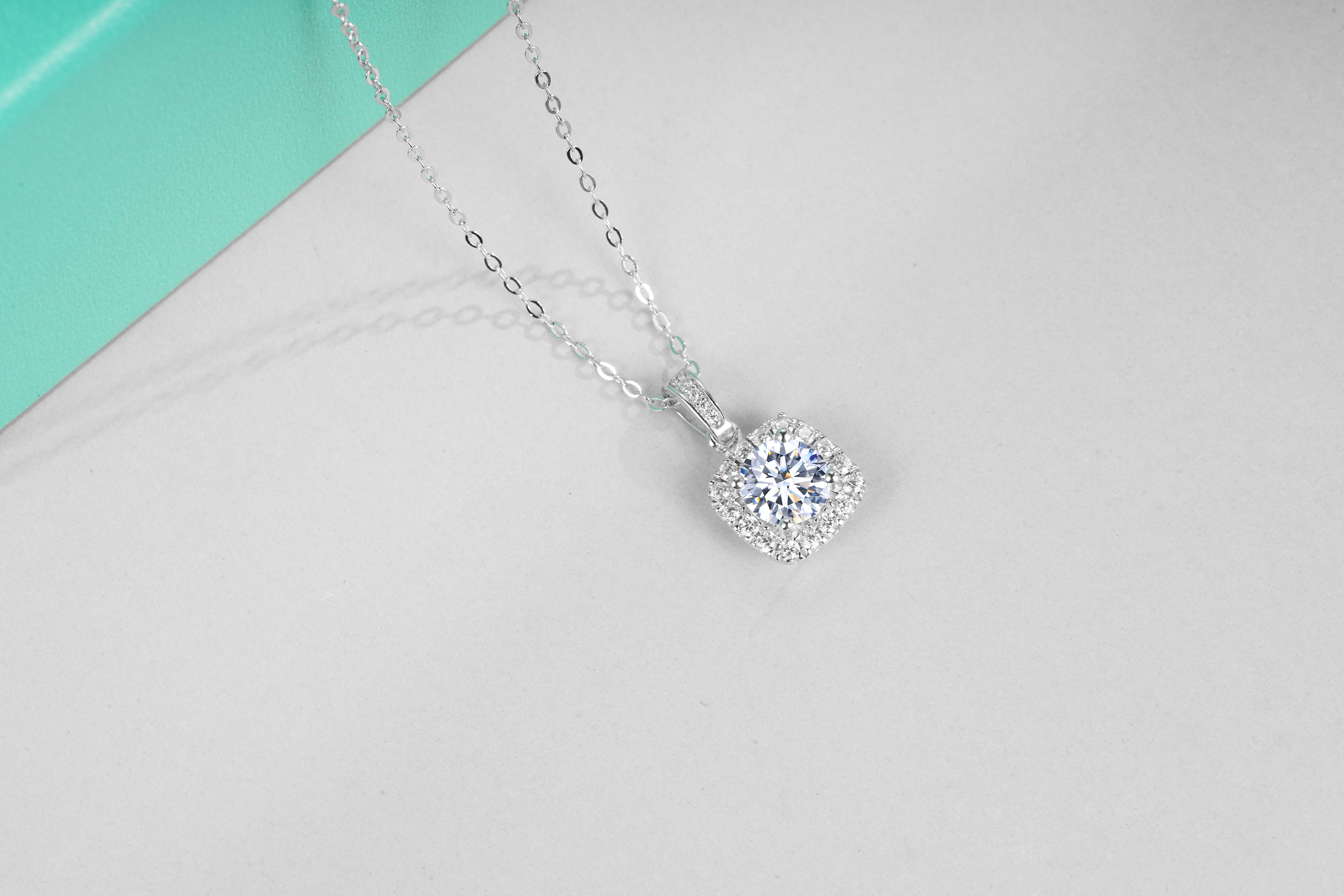 Superbe collier en argent sterling 925 plaqué platine 14 carats avec moissanite