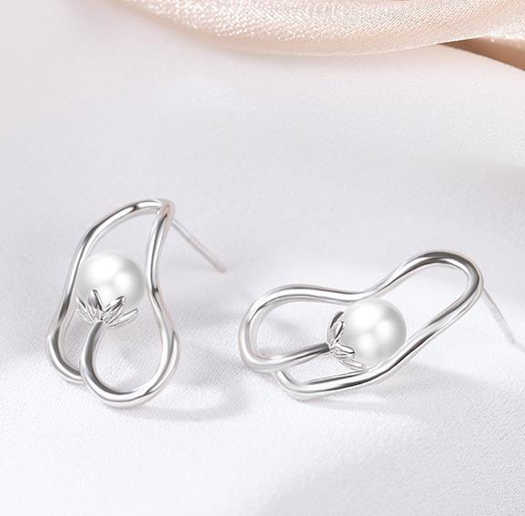 Boucles d'oreilles en forme spéciale Boucles d'oreilles en perles pour femmes plaquées en argent sterling 925