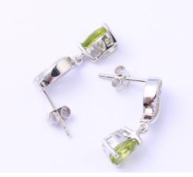 Boucles d'oreilles élégantes en argent sterling 925 avec gemme vert olive