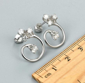 Boucles d'oreilles mignonnes de petite conception Prix de gros d'usine Boucles d'oreilles plaquées or en argent sterling 925