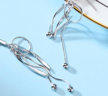 Boucles d'oreilles élégantes pour femmes en argent sterling 925 avec pompon en métal