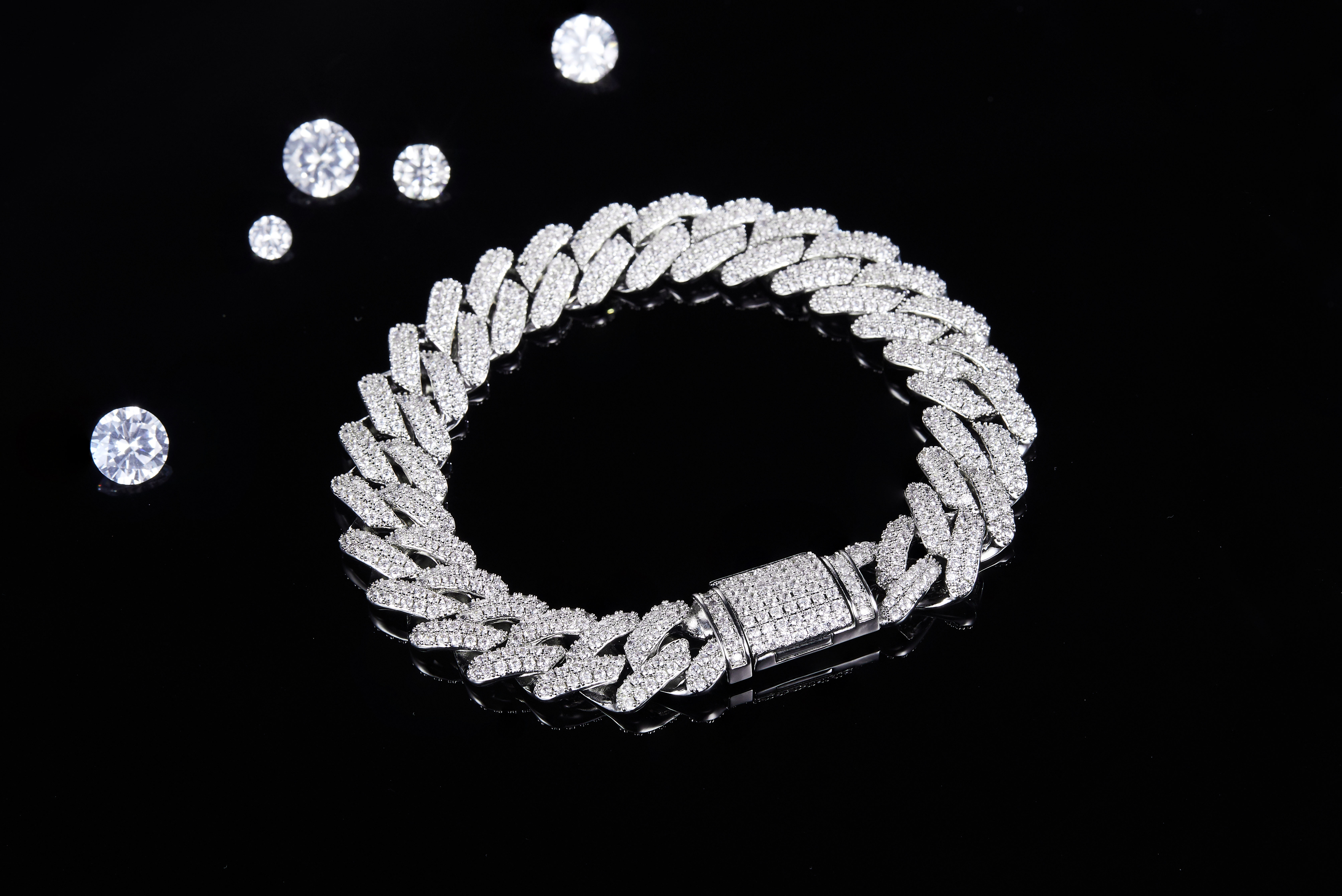 Bracelet épais en moissanite avec diamants cassés entièrement incrustés