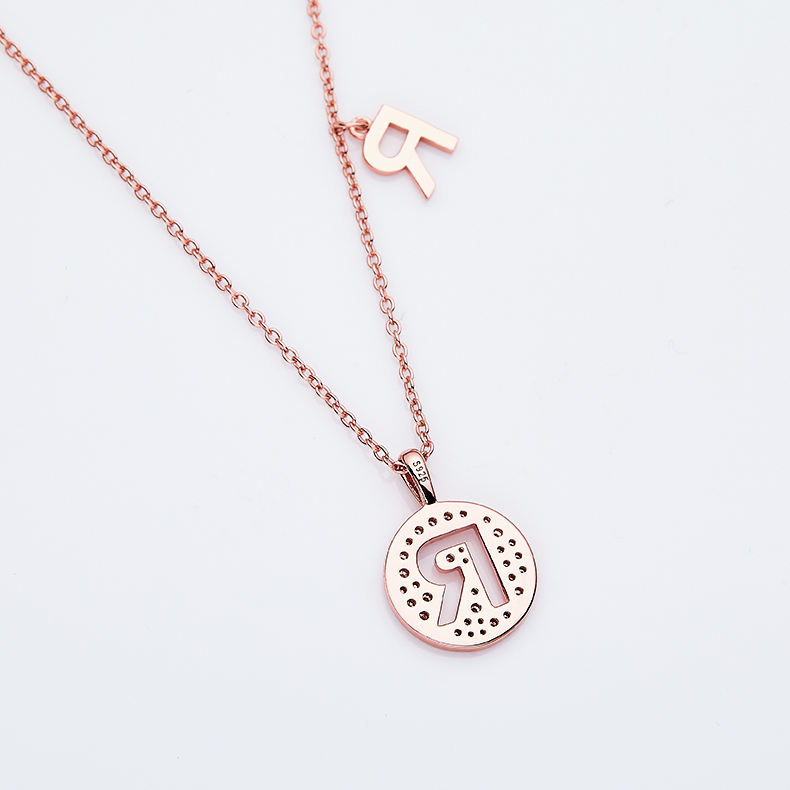 Série alphabétique R Lovely collier en or rose