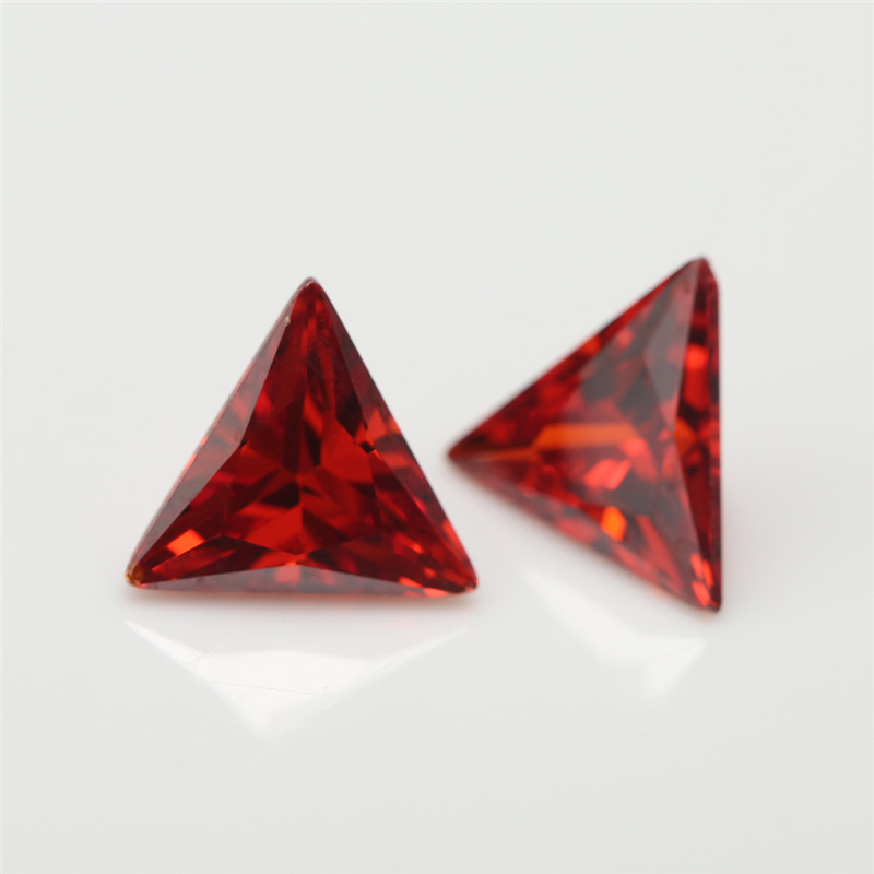 5A Fabrication de gros de zircons cubiques Triangle rouge vif pour les bijoux