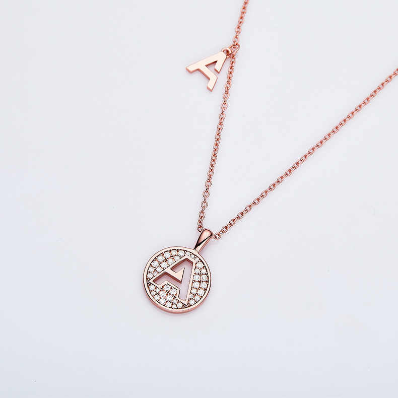 Série alphabétique Un joli collier en or rose