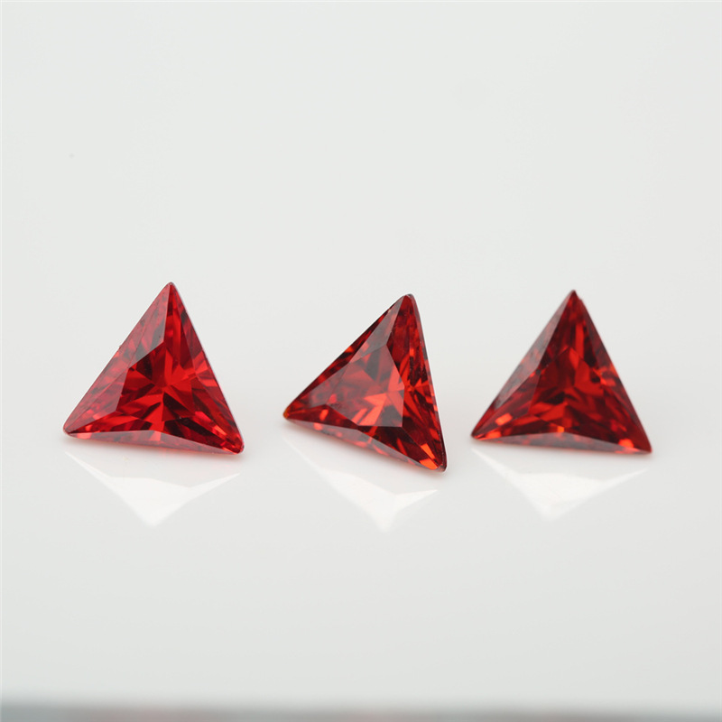 5A Fabrication de gros de zircons cubiques Triangle rouge vif pour les bijoux