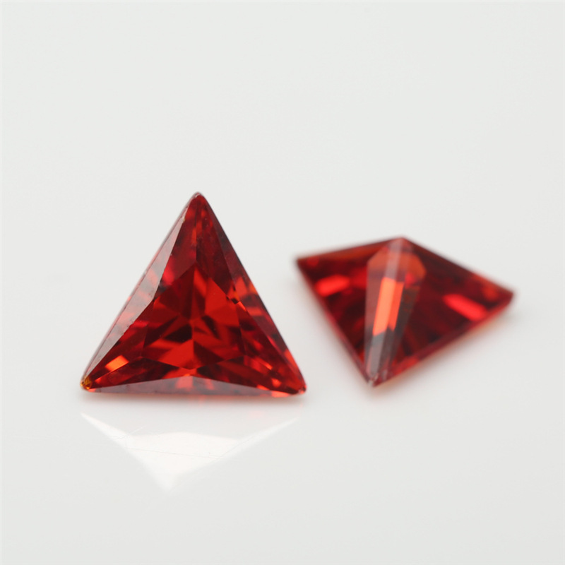 5A Fabrication de gros de zircons cubiques Triangle rouge vif pour les bijoux